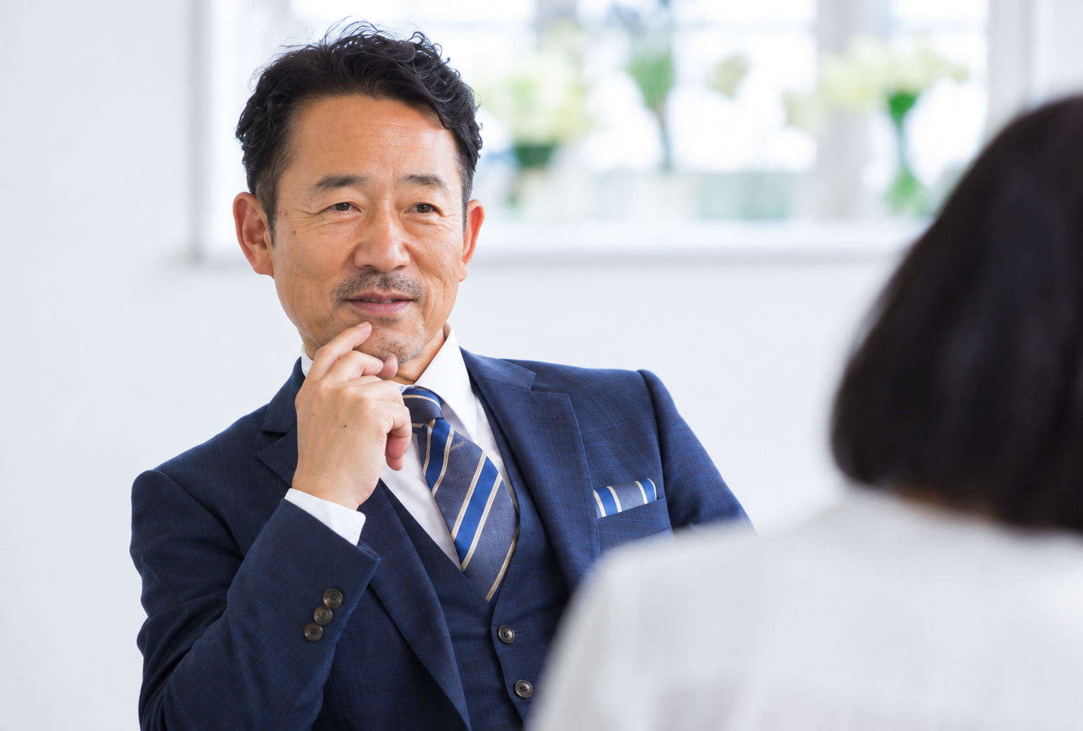 スタッフの声を聞く様子
