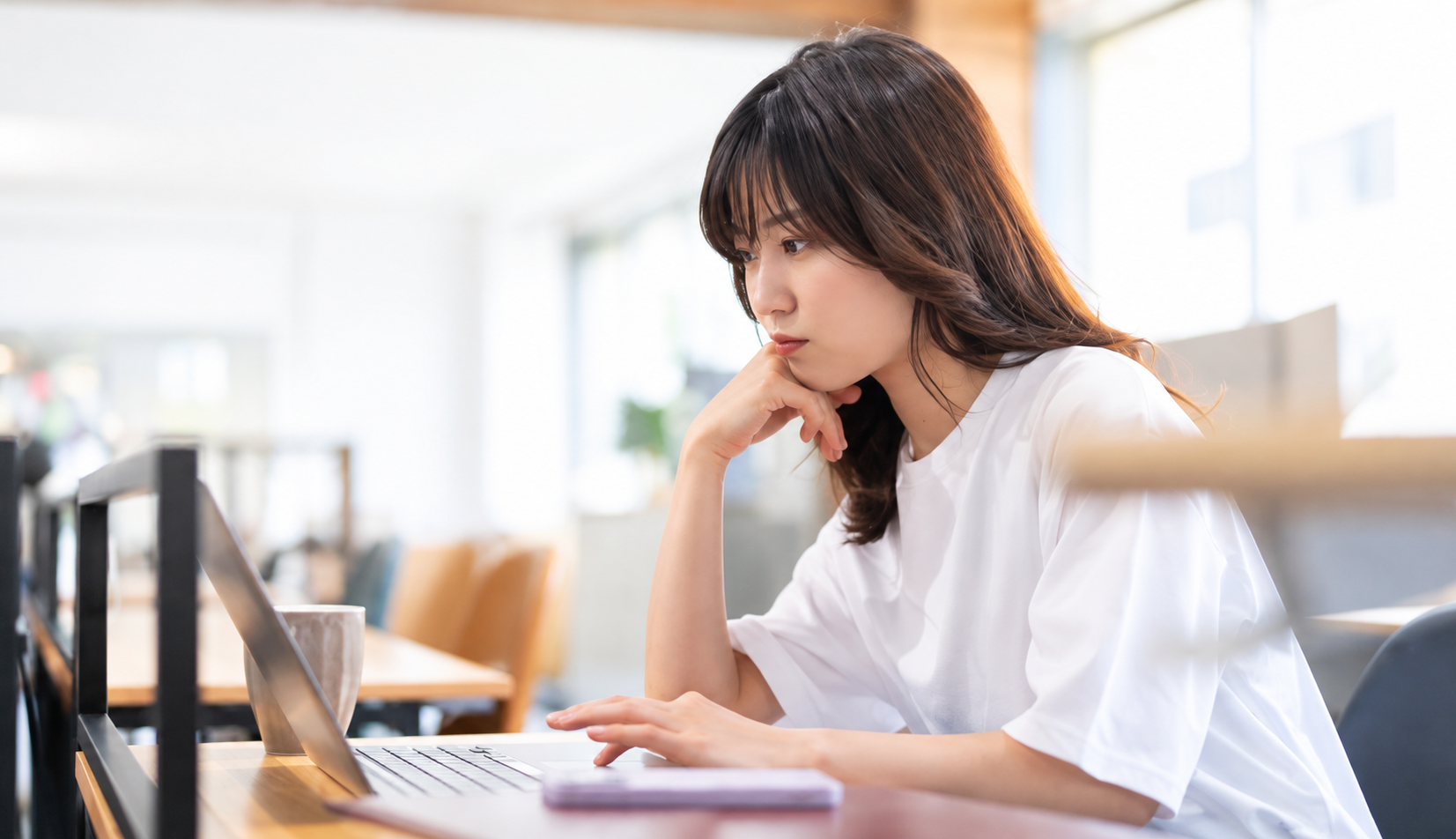 採用活動について話し合う様子